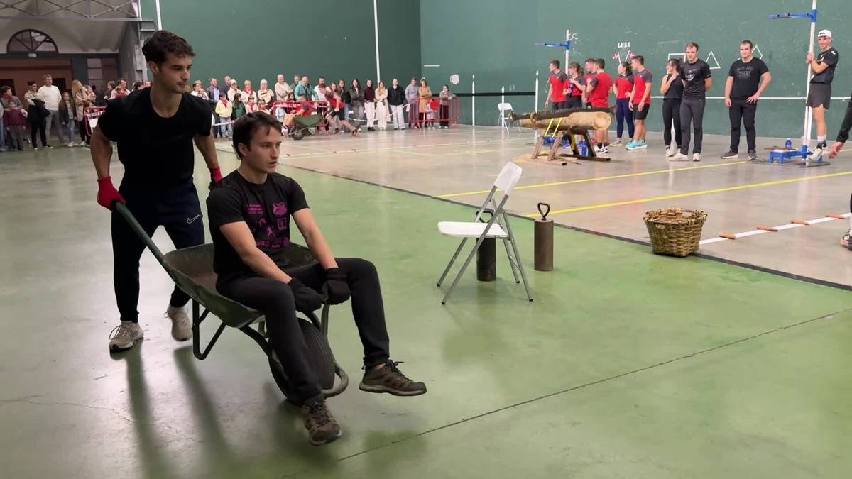 Amasako eta Segurako gazteen arteko herri kirolak egin zituzten