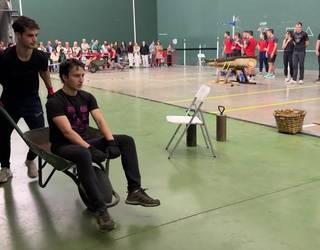 Amasako eta Segurako gazteen arteko herri kirolak egin zituzten