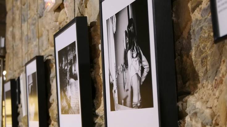 “Kaiola, anorexia duen bizitza baten atzean” erakusketa ikusgai Igartzako Jauregian