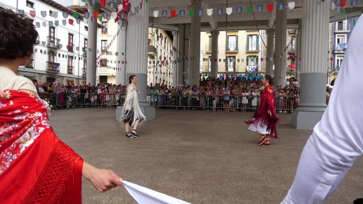 11 bikotek hartu du parte Santanazaleen esku-dantzan