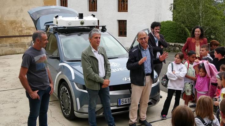 Landago proiektuaren auto autonomoa ezagutu dute zeraindarrek