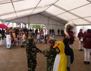 Mozorro egun euritsuari kolorea jarri zioten