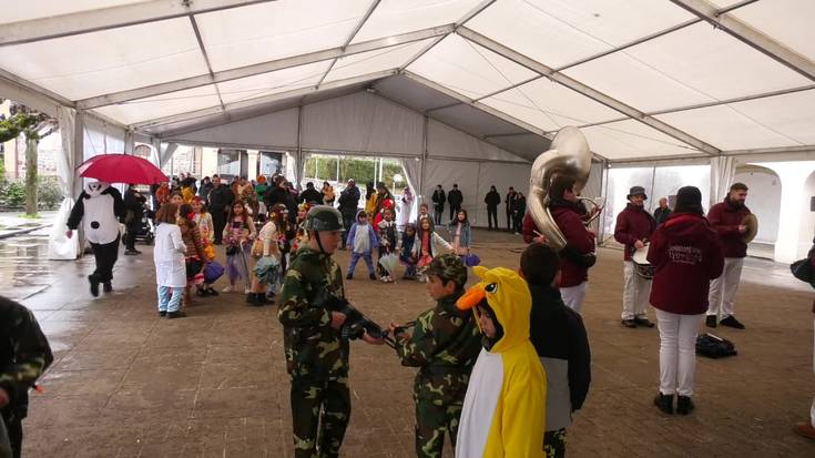 Mozorro egun euritsuari kolorea jarri zioten