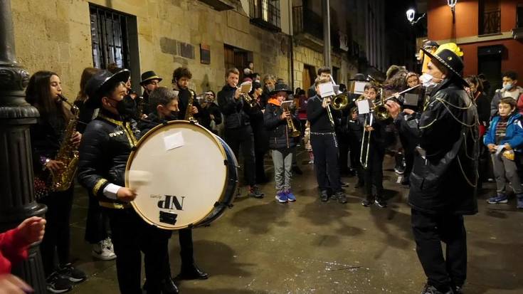 Ordiziako kaldereroek, zozomikotek eta musika eskolako bandak Kalderero egunean herriko kaleak alaitu zituzten