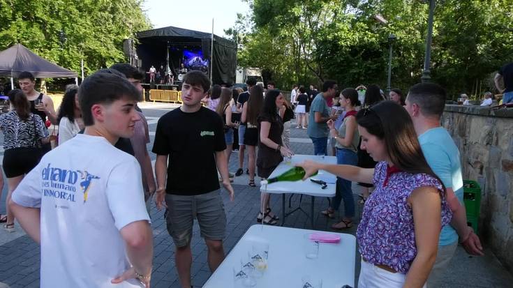 Herri giro paregabean eta sagardoaz lagunduta hasi ziren festak