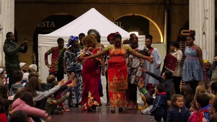 Munduko jantzien desfilearekin eman zioten amaiera Ordiziako 5. Kultura Arteko Topaketari