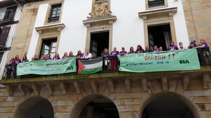 Aurrerapausorik ez dela ikusita, San Jose egoitzako langileek itxialdia egin dute udaletxean