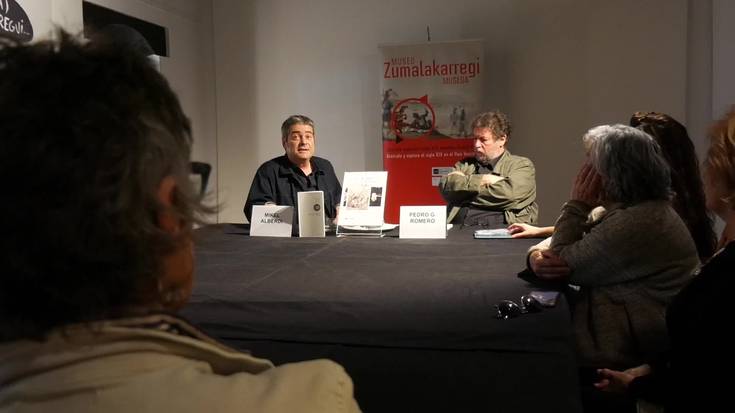 “Scénario. Zorraren Z”, Pedro G Romeroren erakusketako testuak biltzen dituen liburua aurkeztu dute Zumalakarregi Museoan