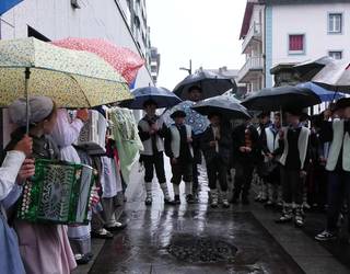 Lazkaoko umeek kantuz bete dituzte kaleak gabon giroan