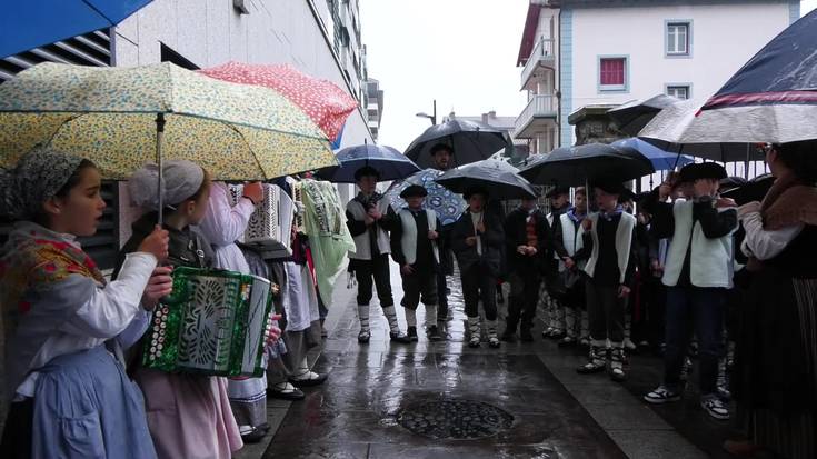 Lazkaoko umeek kantuz bete dituzte kaleak gabon giroan