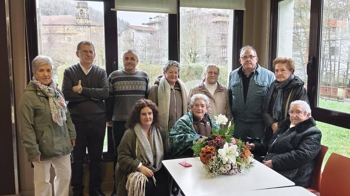 Karmen Etxeberria Urzelaieta ataundarrak 100 urte bete ditu