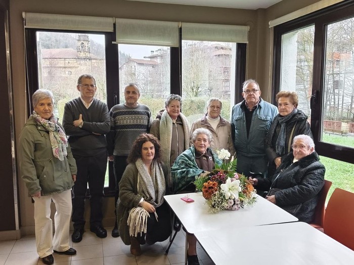 Karmen Etxeberria Urzelaieta ataundarrak 100 urte bete ditu