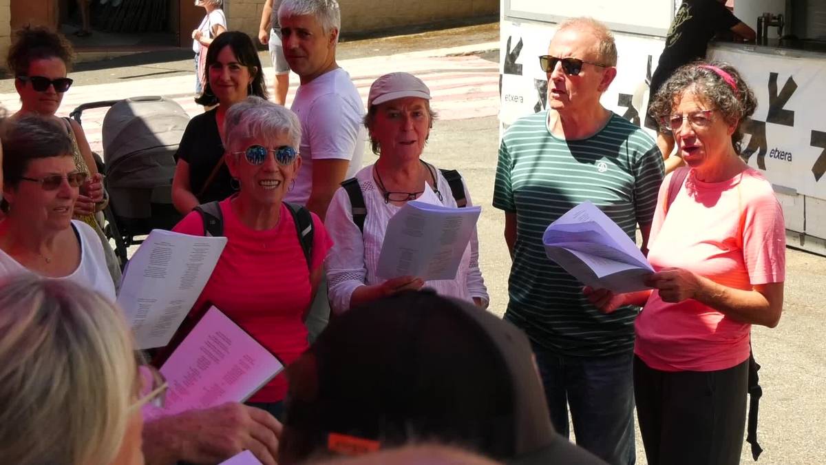 Kantuz, auzoa girotuz, amaitu zituzten Aiako Santixalak