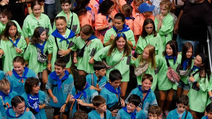 Haurrek hartu zuten agintea eta festa giroa zabaldu zuten herrian