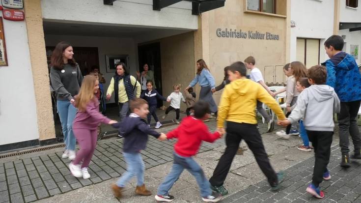 Kantu eta dantzan eman diote hasiera Euskaraldiari Gabirian