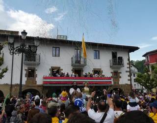 Lazkaoko Ikastolaren eskutik lehertu da festa