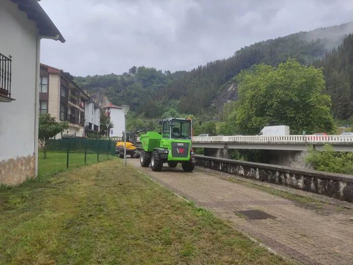 Ibai-Ondo pasealekuko zoladura aldatzeko lanak hasi dituzte