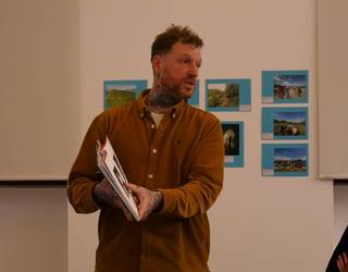 Balu artista ormaiztegiarrak bere bi lanak aurkeztu ditu herritarren aurrean