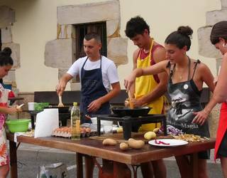 Patata tortilla lehiaketa ospatu dute Mutiloan