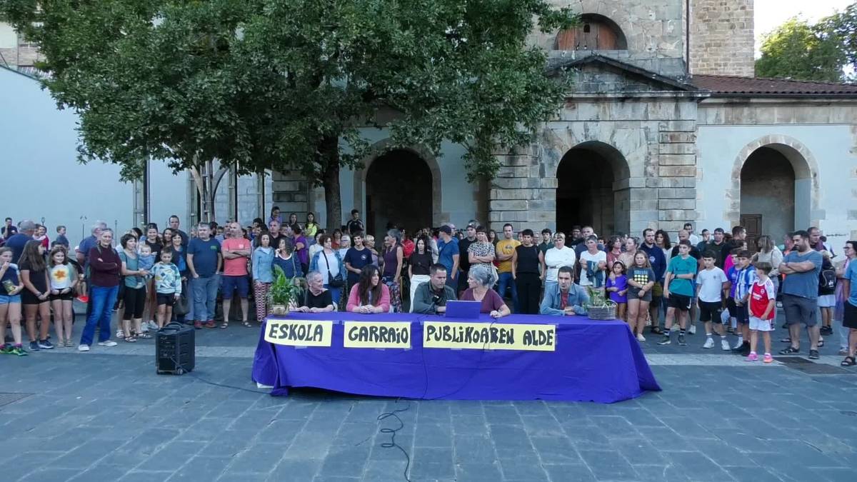 Datorren astelehenean ikasleak eskolara ez eramatea eskatu dute, DBH 3 eta 4ko ikasleentzat eskola garraioa exijitzeko