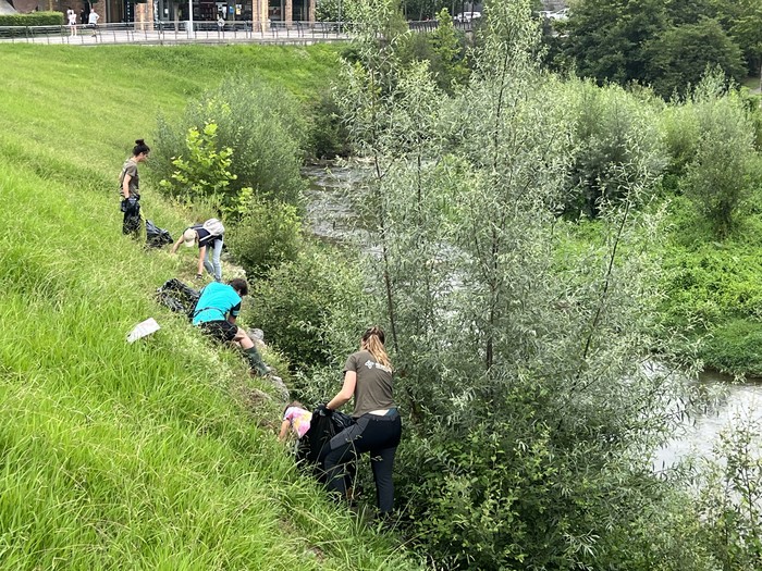 Oria ibaiaren garbiketan eta landare espezie inbaditzaileen erauzketan parte hartzeko deialdia zabaldu du Udalak