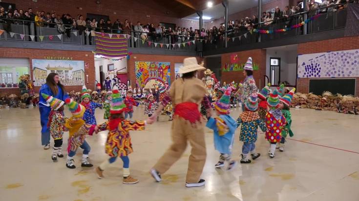 Inauteriek Jakintza Ikastola koloreztatu zuten ostiralean