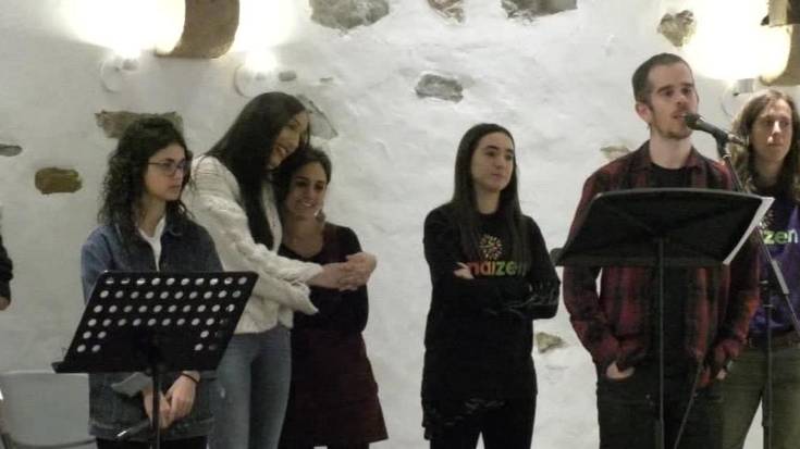 Transexualitatearen, aniztasunaren eta maitasunaren inguruan hausnartu dute “Mahaitasunez” berrian