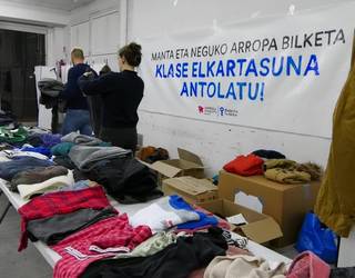 Goierriko Etxebizitza Sindikatu Sozialistak, mantak eta neguko arropa banatu du
