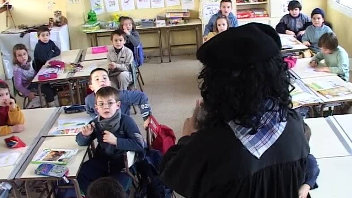 Olentzero Lazkaoko Ikastolako ikasleekin [2003-12-18]