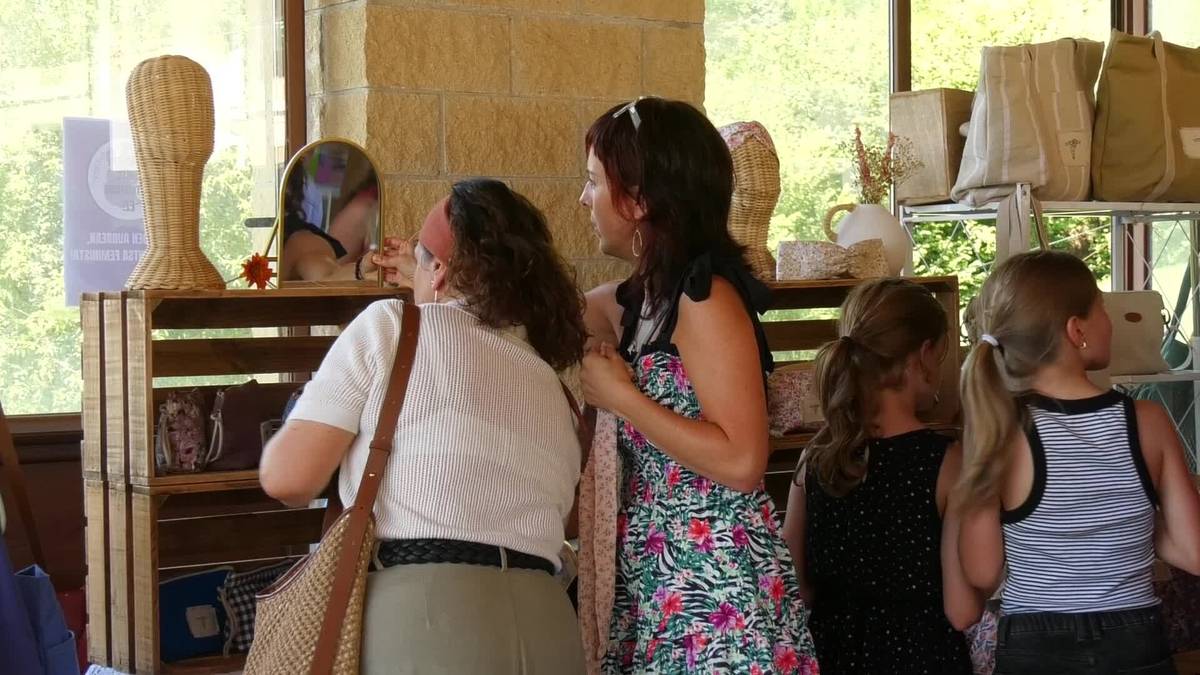 Herriko emakume sortzaileek euren lanak erakutsi ahal izan zituzten Aiako Erroipen