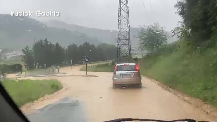 Euriak egoera arriskutsuan utzi ditu Goierriko errepideak