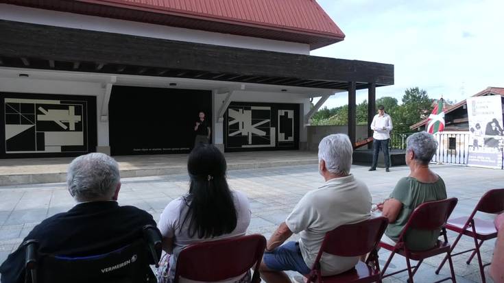 Memoria eta hausnarketa sustatu nahi dituen Igor Rezolaren murala inauguratu dute Oroimen Historikoaren Egunean