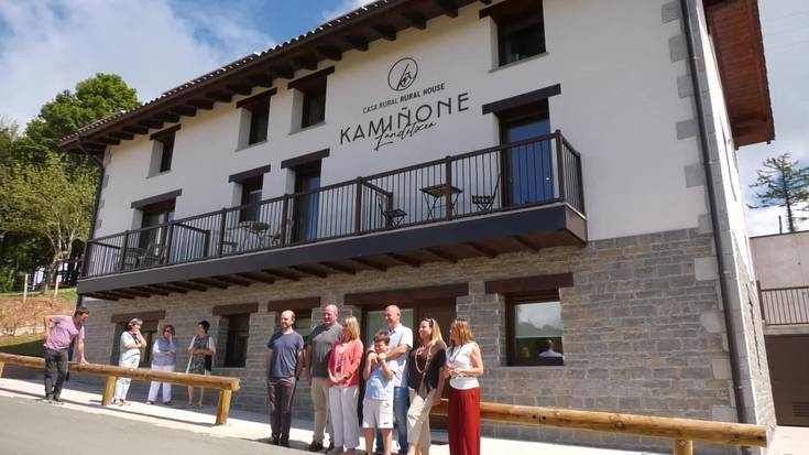Kamiñone landetxea inauguratu dute Mandubia gainean