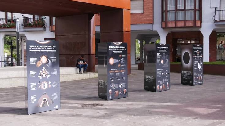 "Bi ilunabarreko eguna" erakusketa ikusgai Beasaingo Erauskin Plazan