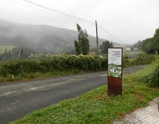 Landa eremuko larreak eta haur parkeak babesteko txakurren jabeei zuzendutako panel informatiboak jarri dituzte