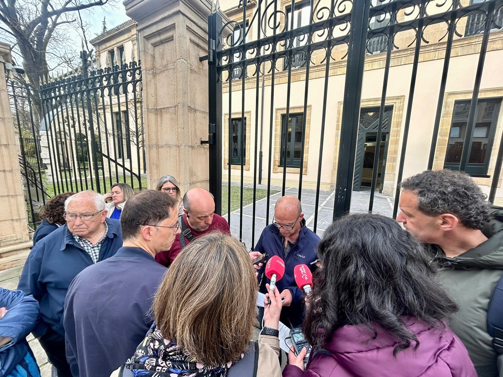 Trenaren aldeko eta AHTaren aurkako adierazpen instituzionala aurkeztu dute Eusko Legebiltzarrean