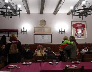 Aramako festak ospatzeko haurrak mozorrotu eta afaria egin da Arri-Kutzen