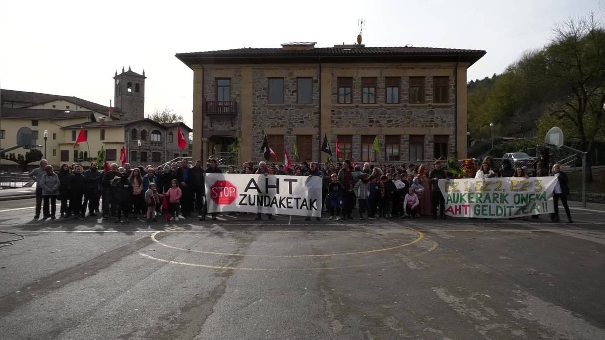 Zundaketen aurkako mendi martxaren ekitaldia plazan egin zuten