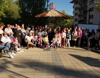 Aniztasunaren ospakizuna izan zen “Aterki Inklusiboa” eskultura komunitario kolaboratiboaren aurkezpena