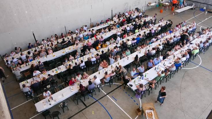 Ezkiaga auzoko frontoia bete zuten festetako bazkari herrikoian