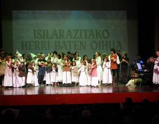 Dantza, musika eta antzerkia uztartzen dituen emanaldia berezia eskaini zuen Ostadar Dantza Taldeak