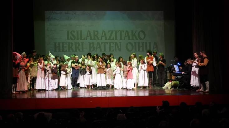 Dantza, musika eta antzerkia uztartzen dituen emanaldia berezia eskaini zuen Ostadar Dantza Taldeak