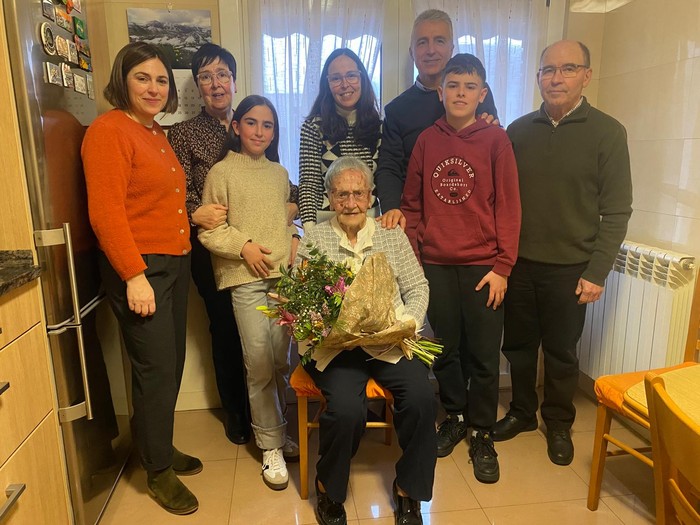 Romana Mujika Urretabizkaia lazkaotarrak 106 urte bete ditu