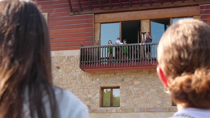 Txupinazo, buruhandi eta erraldoiek eman zieten hasiera Olaberriko San Joan jaiei