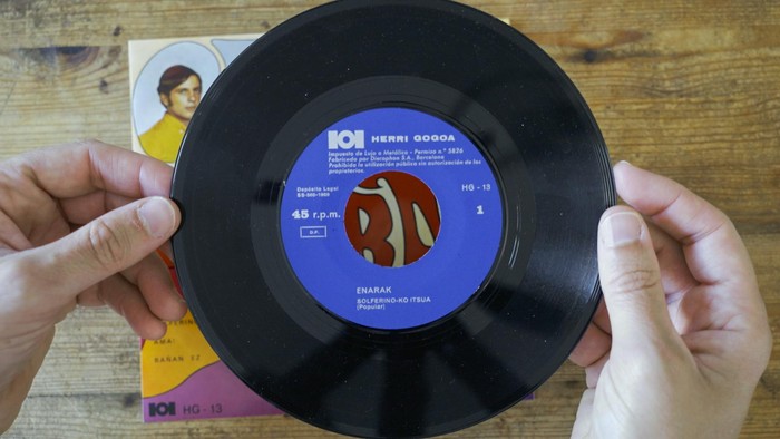 'Enarak' dokumentala gaur, Usurbe Antzokian