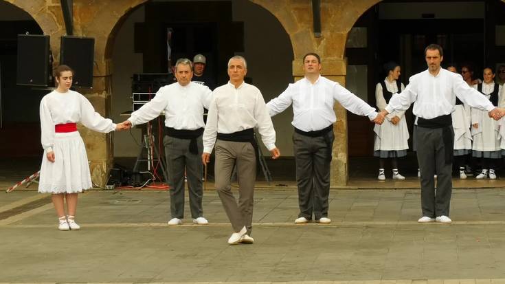 Herritarren aurrean dantza egin dute udalbatzako kideek San Prudentzio egunean
