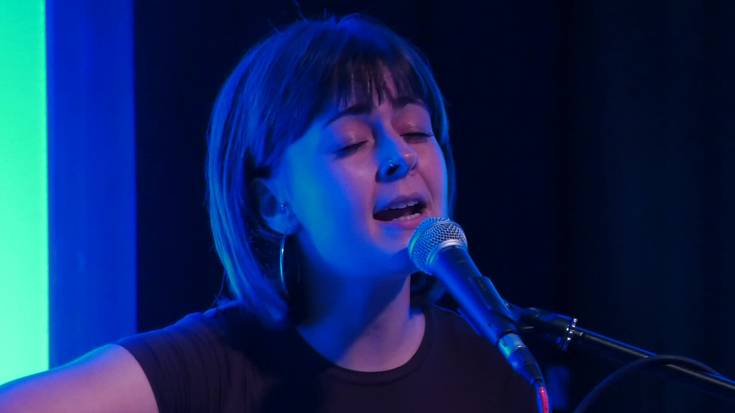 Olaia Inziarteren solasaldi musikatuaz gozatu zuten Altzagako Udazken Kulturalaren baitan