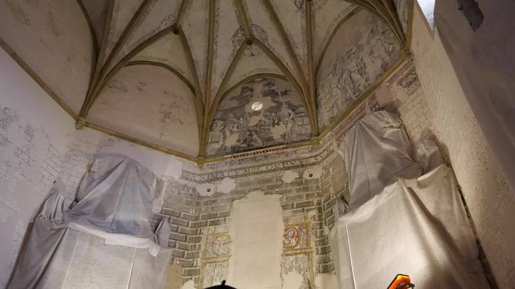 Elizako erretaula atzean agertutako horma-irudiak ezagutzeko bisita gidatuak egin zituzten