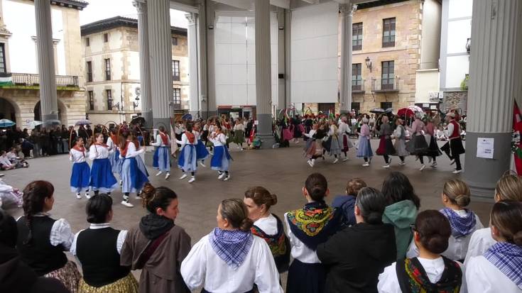 Goierriko Dantzari Helduen Topaketa egin zuten larunbatean Ordizian