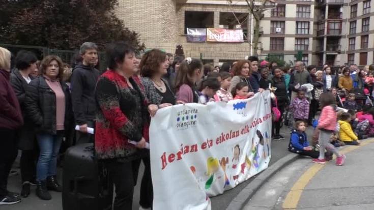 Herrian eta eskolan elkarbizitza orekatuaren alde elkartaratzea egin zuten